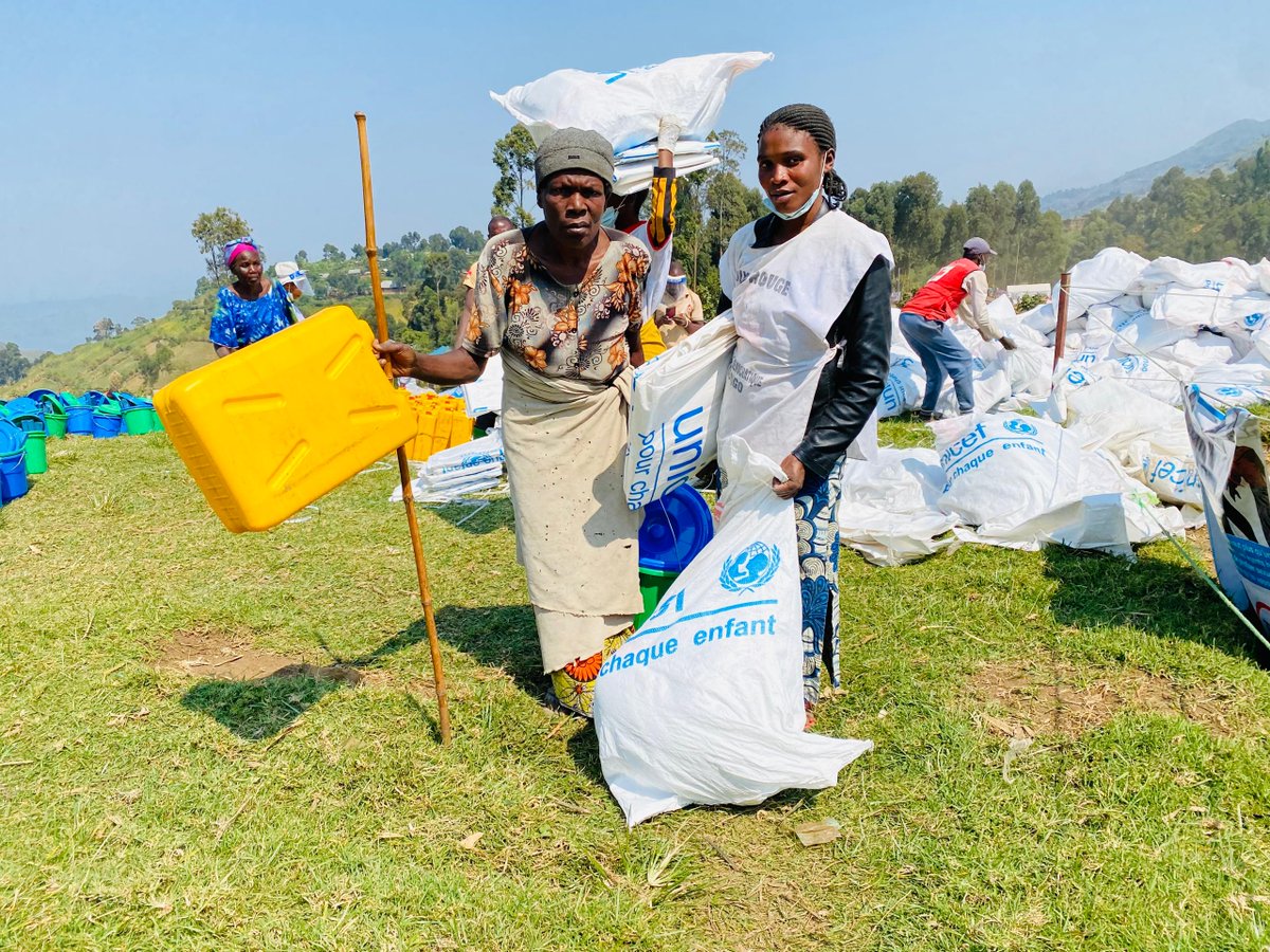UNICEFDRC's tweet photo. À Masisi, au Nord-Kivu, plus de 29 000 personnes déplacées ont reçu en juin une assistance en articles ménagers essentiels grâce au programme de réponse rapide #UNIRR de l’UNICEF avec l'appui de ses partenaires @UNOCHA_DRC @eu_echo @StateDept 
#InvestInHumanity https://t.co/6KADsr750p