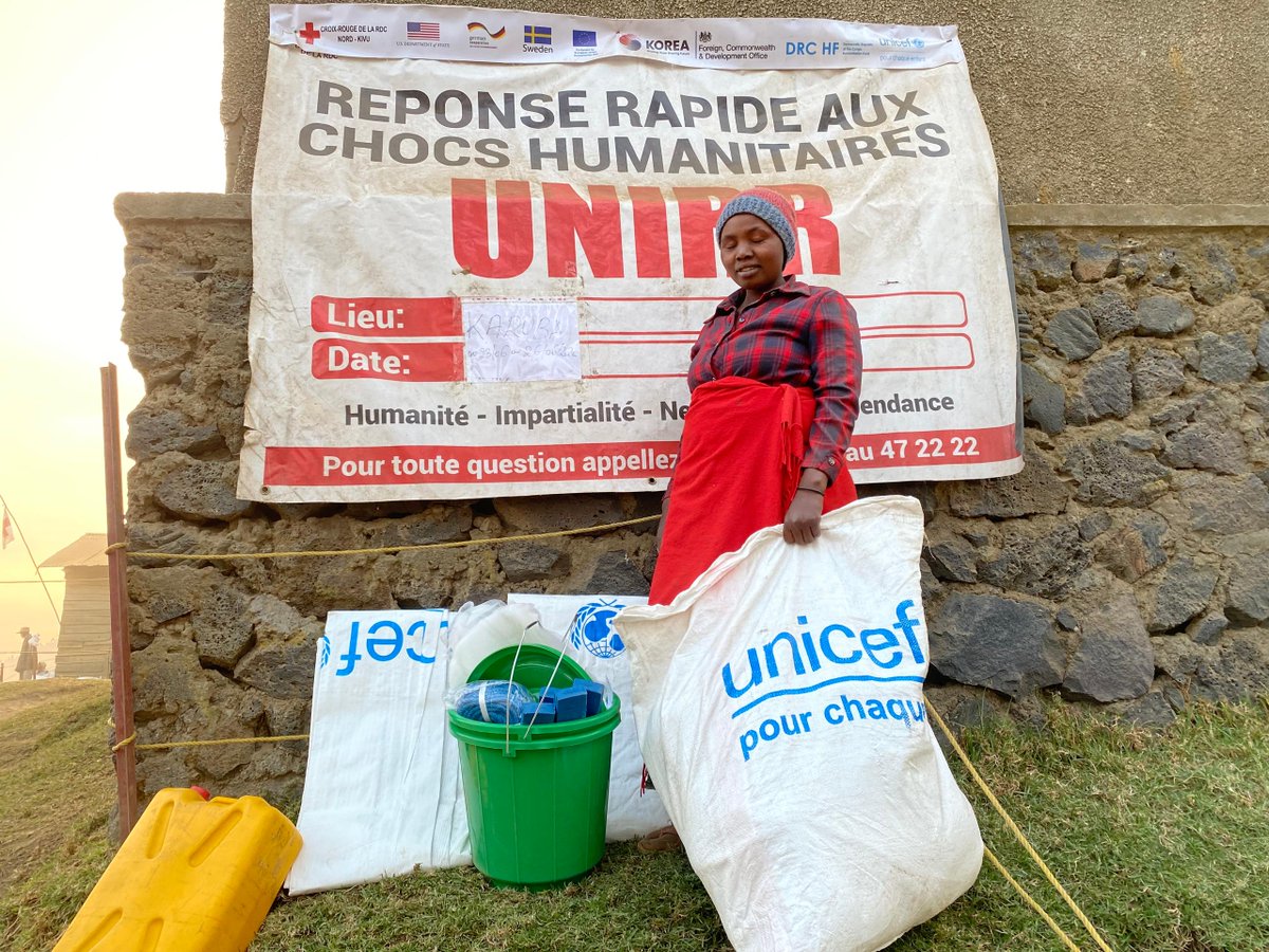 UNICEFDRC's tweet photo. À Masisi, au Nord-Kivu, plus de 29 000 personnes déplacées ont reçu en juin une assistance en articles ménagers essentiels grâce au programme de réponse rapide #UNIRR de l’UNICEF avec l'appui de ses partenaires @UNOCHA_DRC @eu_echo @StateDept 
#InvestInHumanity https://t.co/6KADsr750p