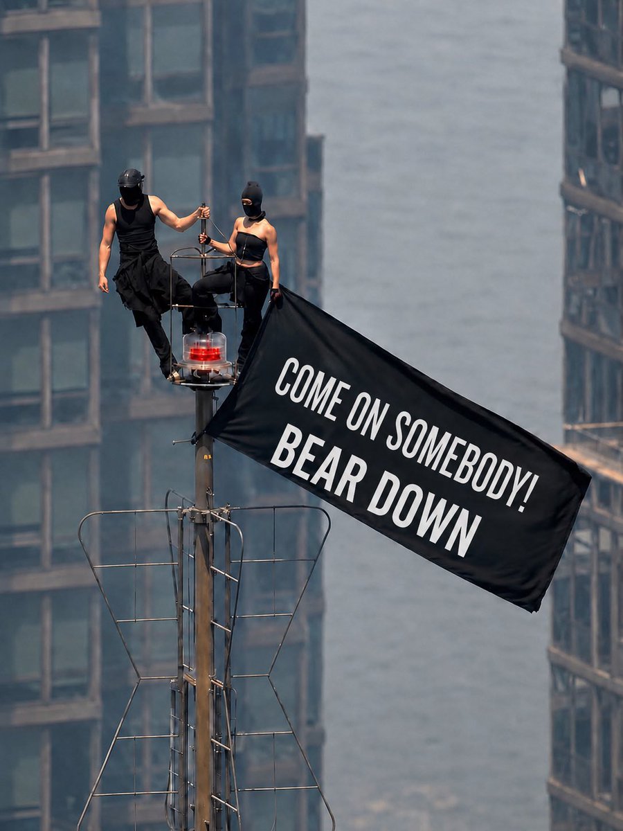 jaredrolfesFB's tweet photo. Shocked the flag said this‼️
Just a couple of @OakGroveGrizzFB fans getting to the top of Empire State Building!
I get it though……
Everybody wants to BEAR DOWN!
#BEOG #BEARDOWN #DTD https://t.co/mYjJAdb7rz