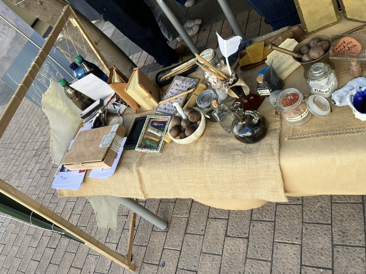 LeonorZozaya's tweet photo. Allí verás #papiro, #pergamino, #cálamos, #plumas, #ostraka o tintas, entre otros artefactos que llevo a clase para explicar las #materiasescriturarias en la historia, y ¡podrás escribir algunas letras imitando al #escribamedieval!
➕Hay más Info. en:
https://t.co/U2ZmK7IJaO https://t.co/Kynn1nSiMK