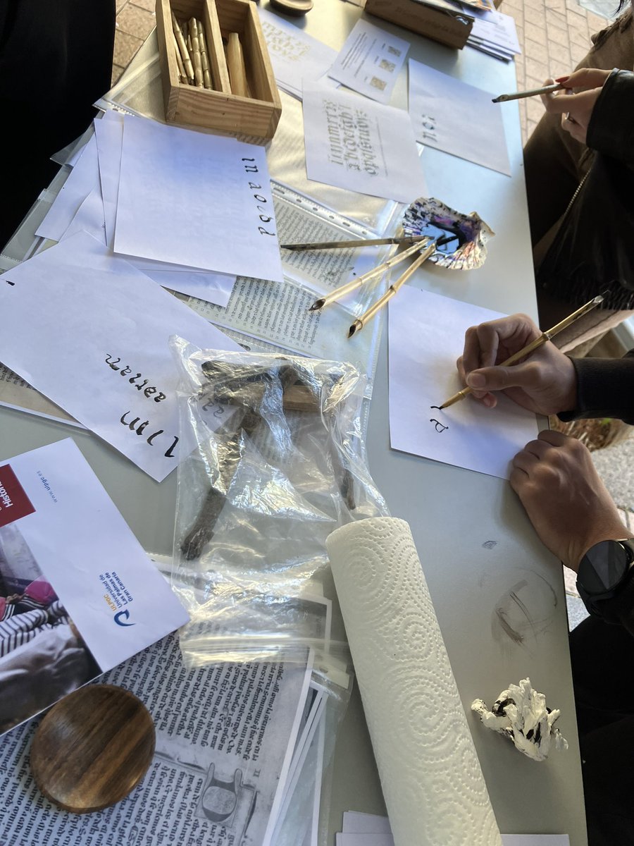 LeonorZozaya's tweet photo. Allí verás #papiro, #pergamino, #cálamos, #plumas, #ostraka o tintas, entre otros artefactos que llevo a clase para explicar las #materiasescriturarias en la historia, y ¡podrás escribir algunas letras imitando al #escribamedieval!
➕Hay más Info. en:
https://t.co/U2ZmK7IJaO https://t.co/Kynn1nSiMK