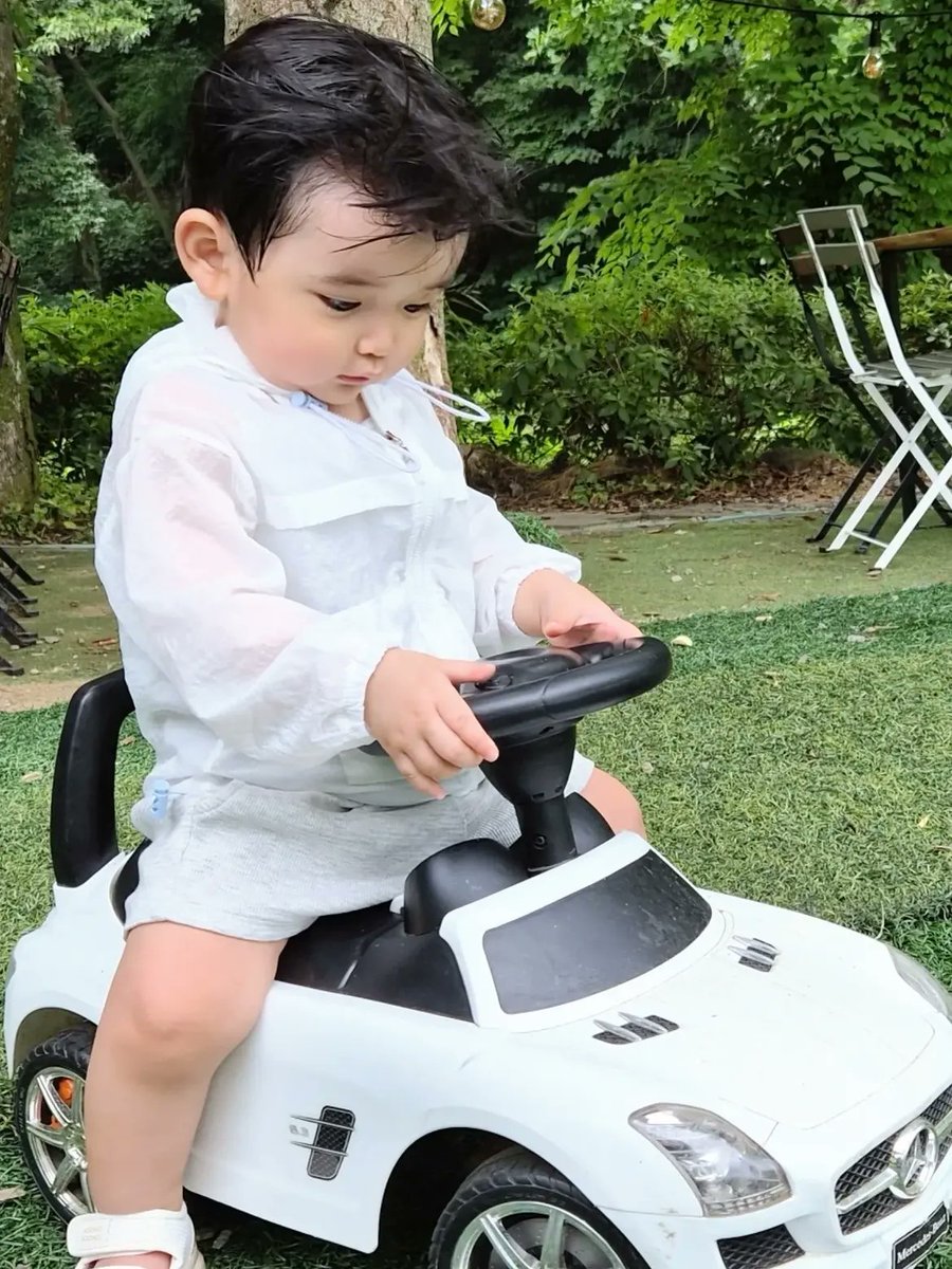 3CHOIKANGHUE04's tweet photo. he upgraded from a shopping cart to a car 😂🥹 https://t.co/g8YXuAQ1BS