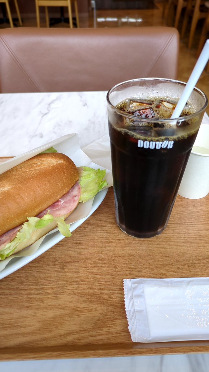 d_coffee_beans's tweet photo. (=ﾟωﾟ)ﾉｼ_ﾀｧﾝ!! 夕方昼ごはん✨

昔食べたミラノサンドとなんか違う👀💭

ボリュームが違う…のか？

アイスコーヒーは1週間ぶり☕⸒⸒
昼に缶コーヒー飲んだけど💦 https://t.co/OoAL2ZcJ87
