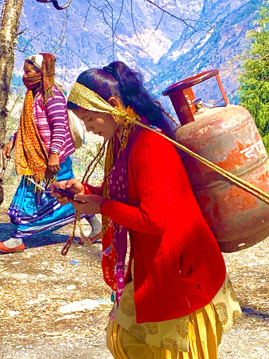 shekharkapur's tweet photo. Tribal Girl taking cooking gas  home .. Uttarakhand 

#CookingGas #Uttarakhand #Mountains https://t.co/uKgbDa19Nq