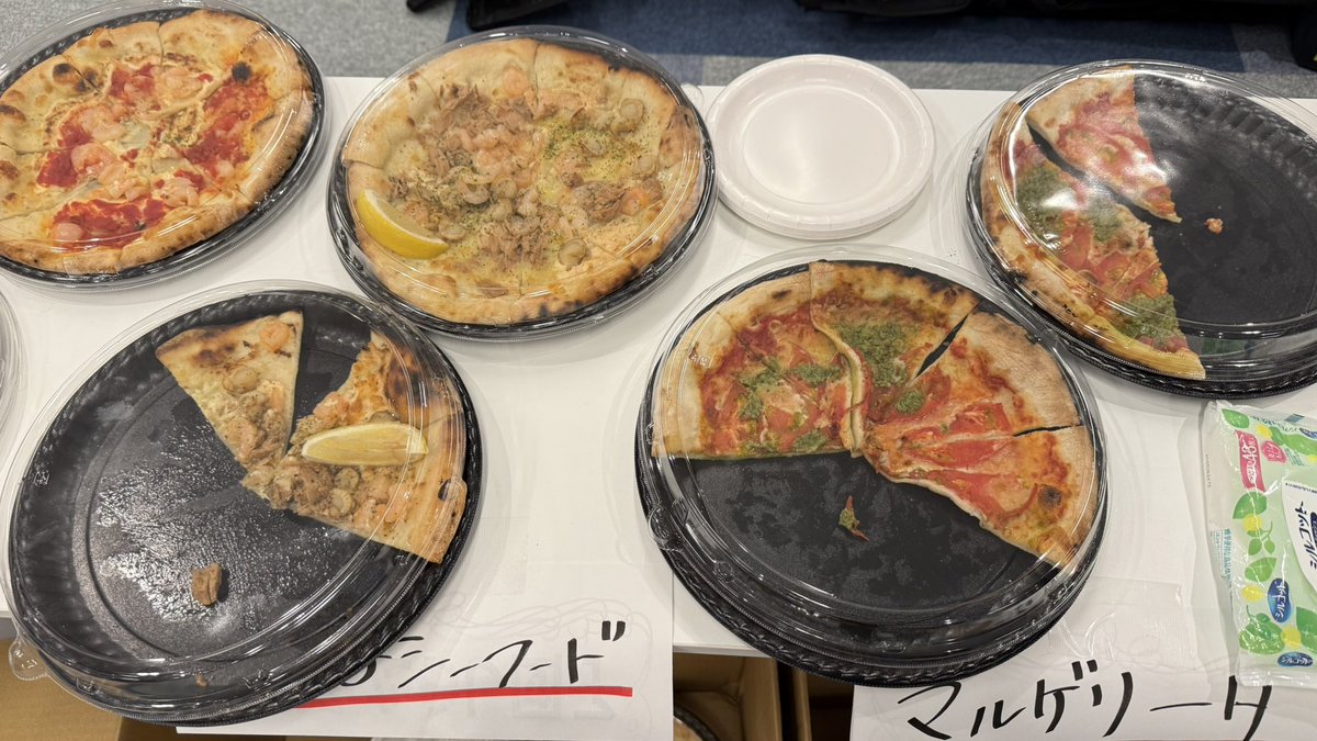 kazuaki_hsmt's tweet photo. 朝7時からピザでした。
みんなモリモリ食べてました。
そんな有吉の壁の収録。 https://t.co/IyKjXDOWvd