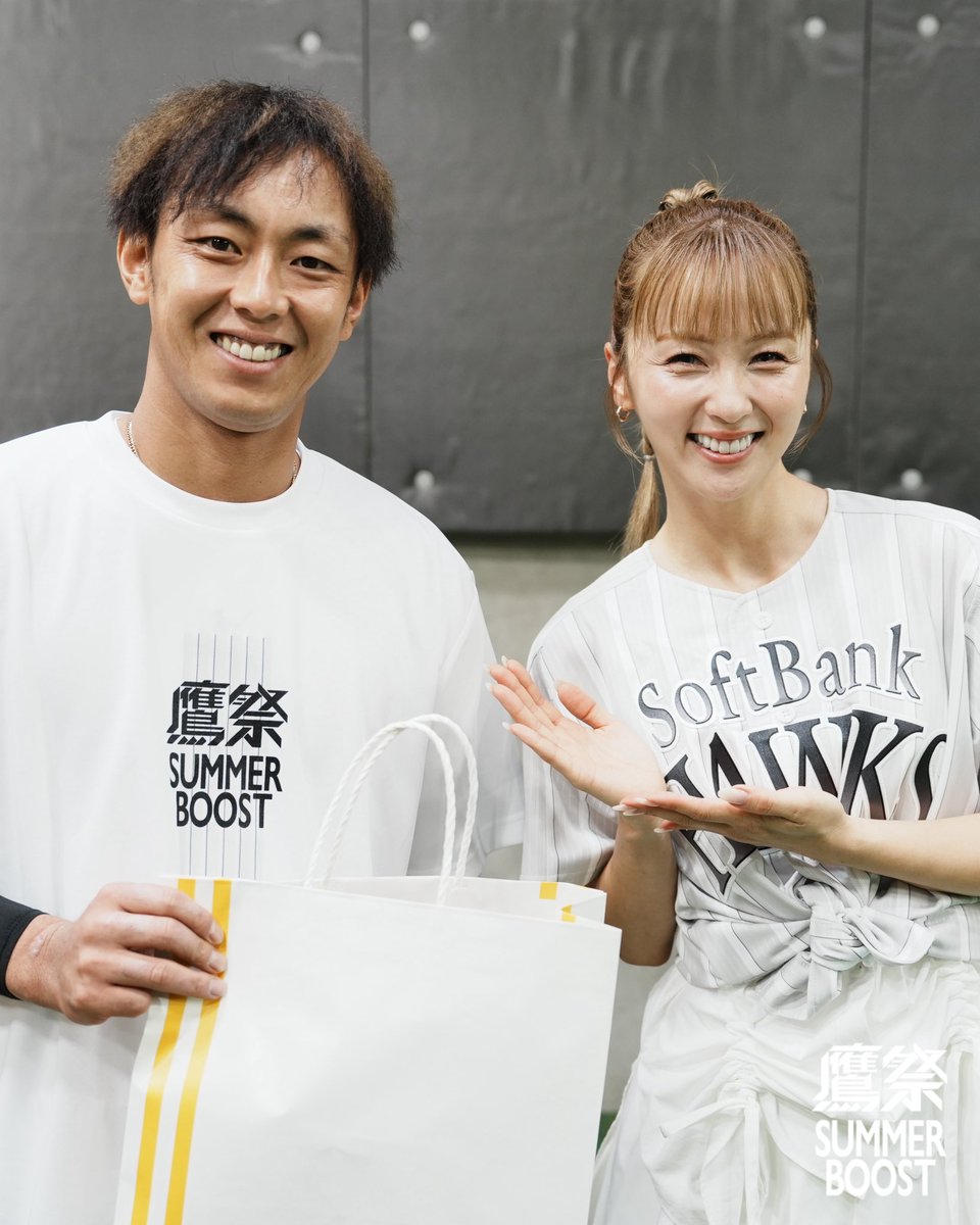 HAWKS_official's tweet photo. #牧原大成 選手 #今宮健太 選手から投球前にはアドバイス⚾️

熟練のワザが光るナイスピッチングでした👍

#鷹祭SUMMERBOOST #sbhawks https://t.co/3k7q7mBiuO