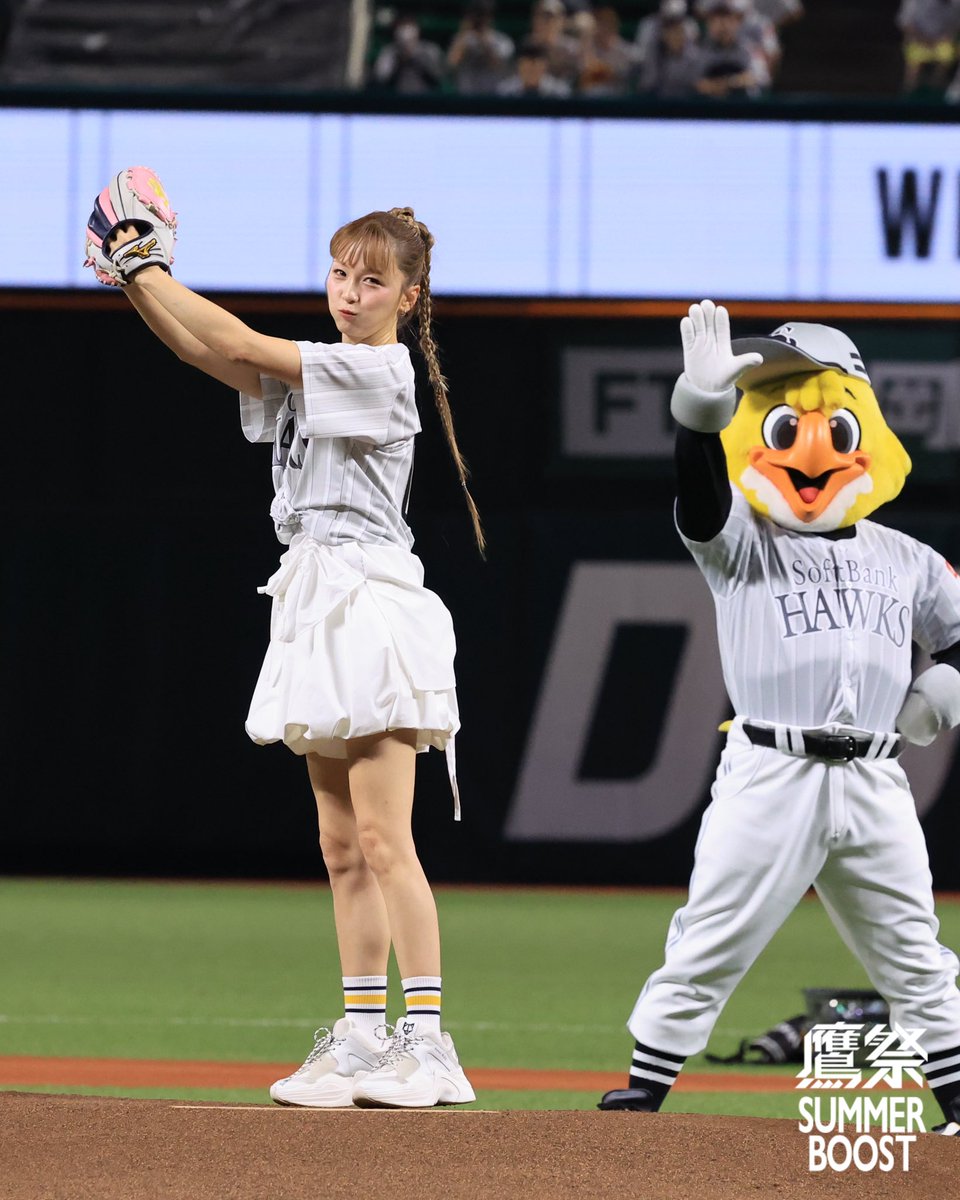 HAWKS_official's tweet photo. #牧原大成 選手 #今宮健太 選手から投球前にはアドバイス⚾️

熟練のワザが光るナイスピッチングでした👍

#鷹祭SUMMERBOOST #sbhawks https://t.co/3k7q7mBiuO