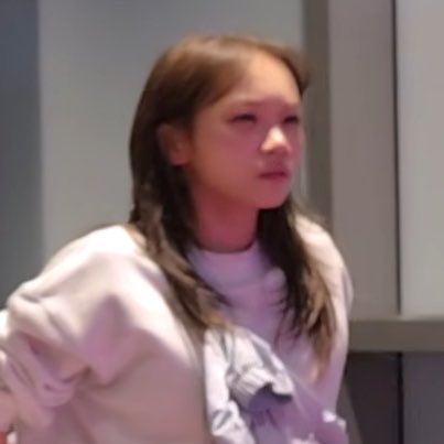 pionaes's tweet photo. chaewon 😭 https://t.co/nkSOJtSW1s