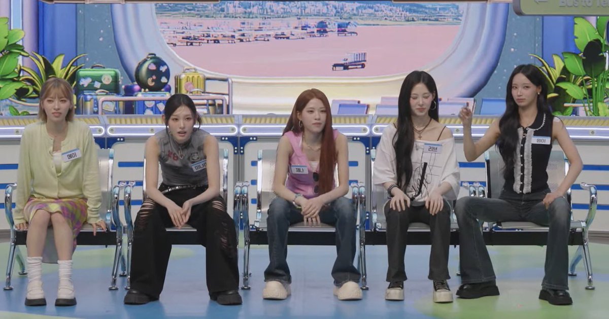 wonixxv's tweet photo. Why are they manspreading so hard to promote a song called PRETTY GIRL😭 They look like they’re about to drop a rap diss track instead LMFAO i love them https://t.co/0xevk1Dr6T