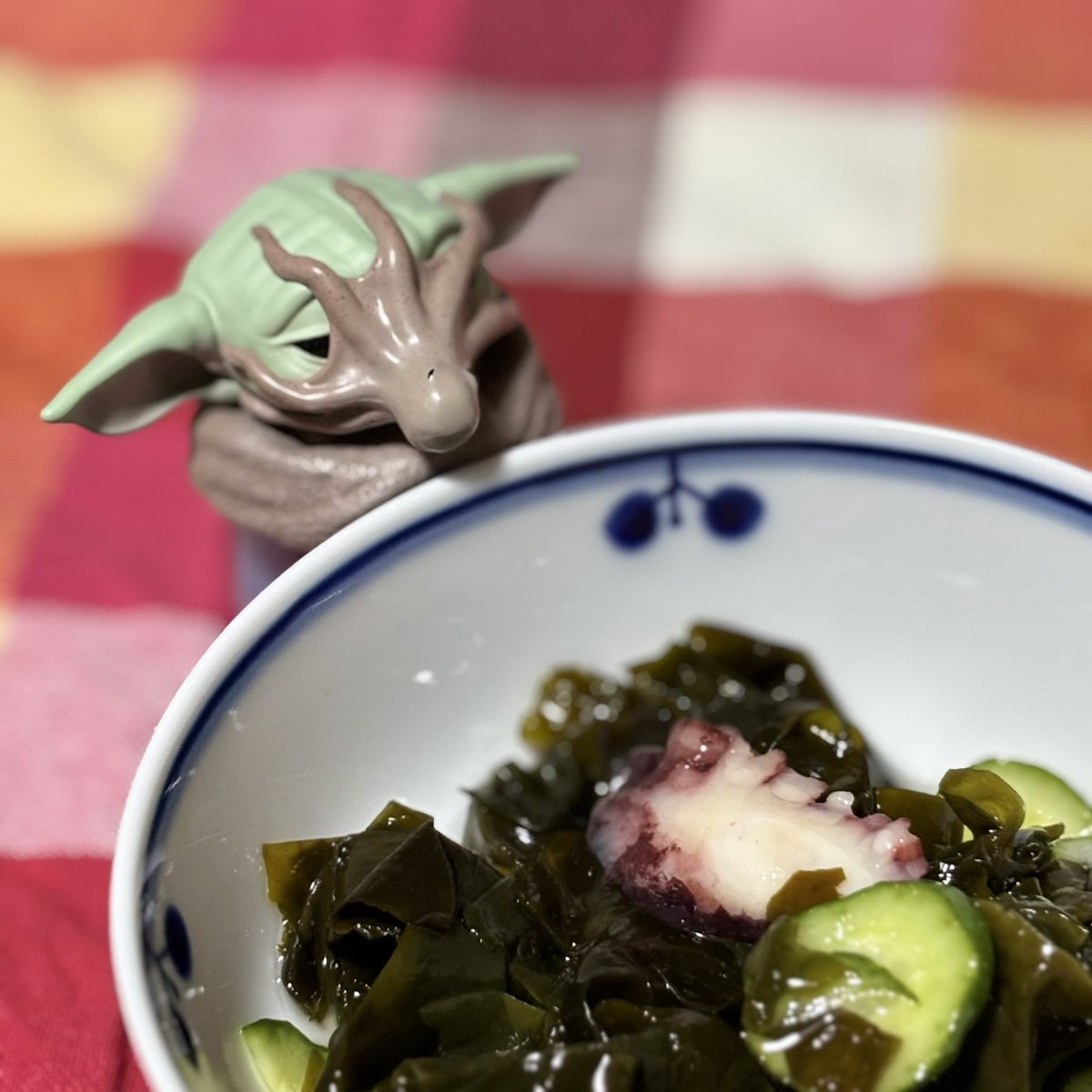 teba257's tweet photo. さあグローグー、今日は半夏生だからタコ食べようねー。って、この量でうっすいタコ2切れしか入ってなかったんだけど〜まあタコ高くなったからね。あとこのときのグローグー、食べ物で遊ぶなってパパに怒られてたけど、遊んでんじゃなくて食べ物に襲われてたんじゃないの⁉︎ https://t.co/St7vswjYwI