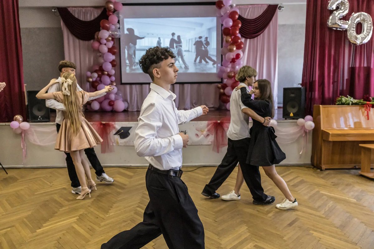 Mylovanov's tweet photo. At a Kyiv prom, Yehor walked out alone onto the dance floor. He lifted his right palm into the empty space before him. And for three minutes, pretended his partner Masha was still there.

Russia killed her on May 14. — NYT.

1/ https://t.co/BukoxiAcOh