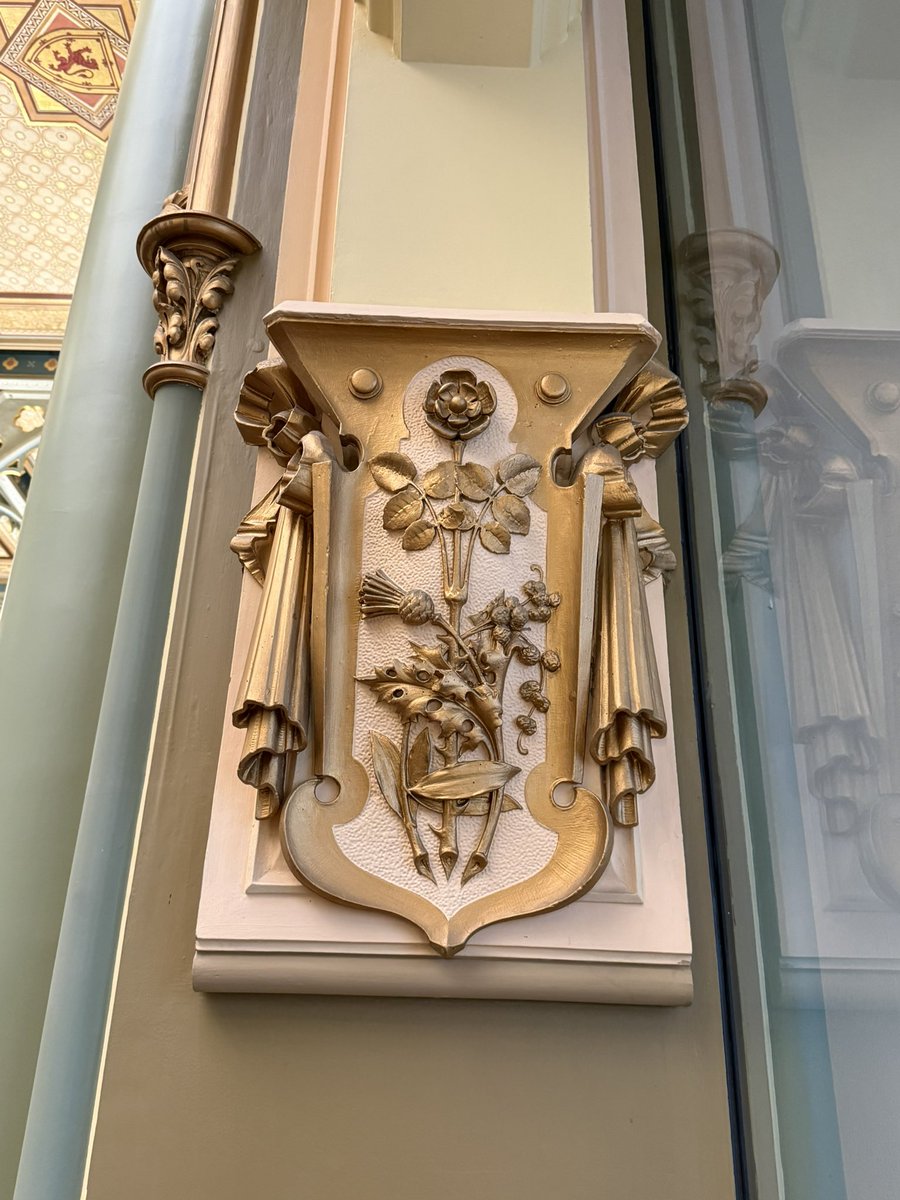 scecclesia's tweet photo. This design inside the bank incorporates the floral emblems of England (rose), Scotland (thistle) and Australia (wattle). https://t.co/sZNkvVdzty