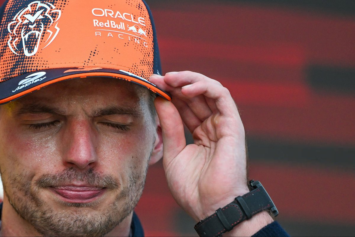 deltazamanif1's tweet photo. 🗣️ Max Verstappen “Silverstone’u çok seviyorum ama simülatörde birkaç tur attıktan sonra gülmeye başladım. Dürüst olmak gerekirse bambaşka bir pist gibi hissettirdi. Bir tur boyunca neredeyse hiç batarya enerjiniz kalmıyor. 

Neredeyse sürekli tam gaz gidiyorsunuz. Bu yüzden Silverstone, alıştığımızdan çok farklı hissedecek. Avusturya’da uzun düzlükler ve sert frenleme noktaları sayesinde bataryayı şarj edebiliyorsunuz. Ama Silverstone’da uzun düzlüklerden önce hızlı virajlar var. Bu yüzden bataryayı yeterince şarj edemiyorsunuz ve sonraki düzlükte kullanacak fazla elektrik enerjiniz kalmıyor. Zor bir hafta sonu olacak.”