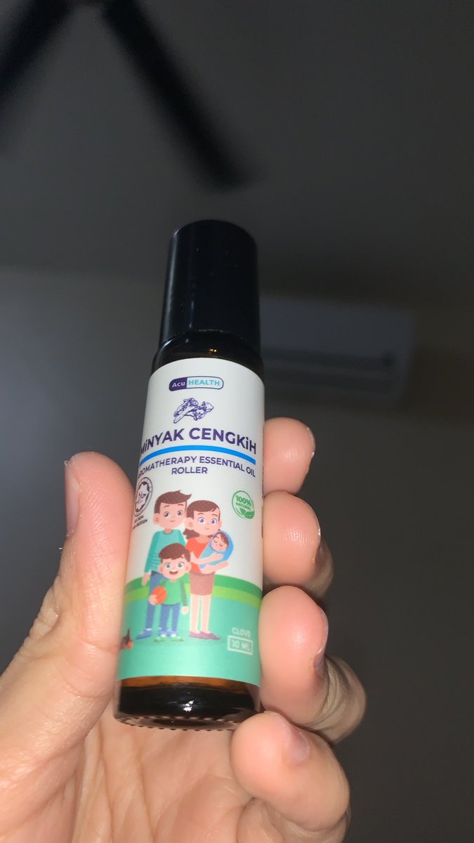 atikah082's tweet photo. MY LIFE SAVER weh!!! MINYAK CENGKIH https://t.co/5OJwKYkP22 … Roll je dekat perut, memang dia bole cool and solve masalah ketidakselesaan perut ku ini.. Banyak lagi tau benefit!!! Nanti iols sambungg , nak rest jap￼ https://t.co/dFmf5umR3R