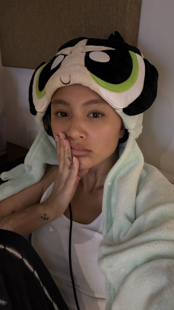 itgirlnadine's tweet photo. nadine selfie update!! this looks so comfy 😭 https://t.co/LVYjFZJNsL