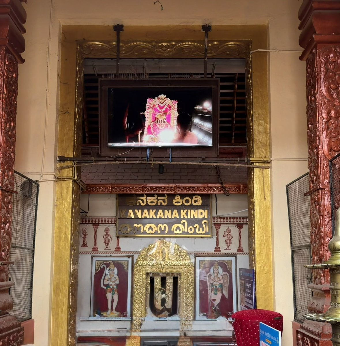 SinghNeha2091's tweet photo. @anilbhatortho #UdupiKrishna today 
did Darshan today sir 
Blessed https://t.co/QsjeyKe9Iz