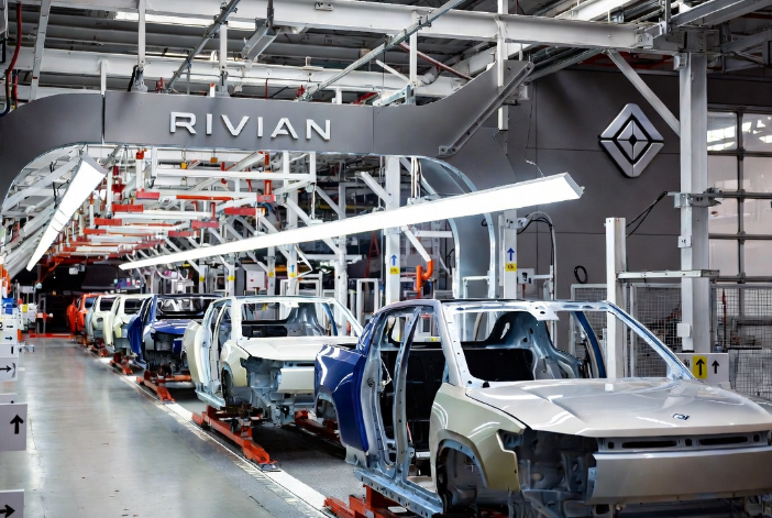 CHItrader's tweet photo. $RIVN RAISES FY2026 DELIVERY GUIDANCE TO 65K-70K

Rivian produced 12,613 vehicles and delivered 12,194 in Q2 at its Illinois plant, beating its 9K-11K outlook. 

🔹 Strong growth in EDV and R1 plus R2 intro drove the beat. 
🔹 Raised full-year 2026 delivery guidance to 65,000-70,000 from prior 62K-67K. 
🔹 Signals solid momentum into H2.