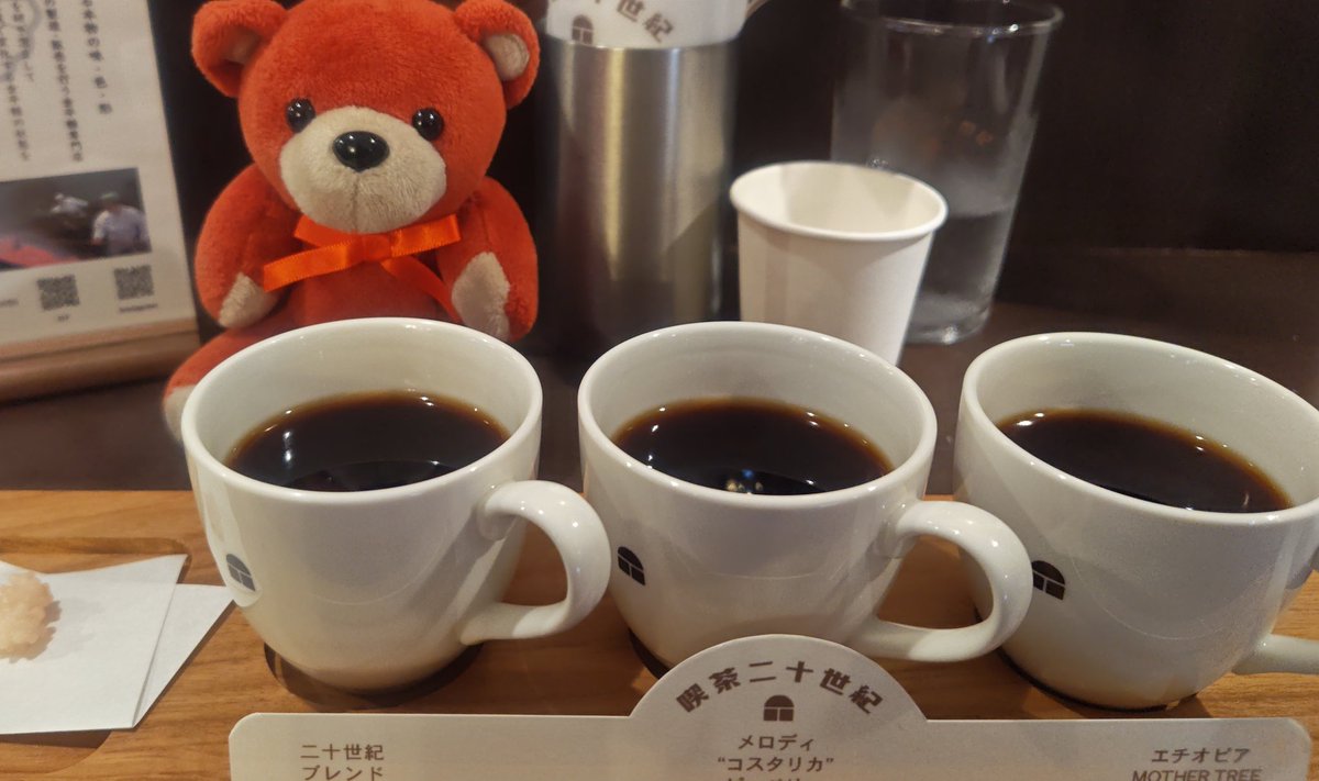 skybluetree's tweet photo. トニセンの御三方もお祝いしてくれていて嬉しいです☺️

今日は喫茶二十世紀にも行き、本日スタートの飲み比べをいただきました☕
健くんのファンミやトニコンの話で喫茶内は盛り上がっていましたよ☺️

#トニセン
#トニコン
#三宅健 https://t.co/7YrWvI3PKu