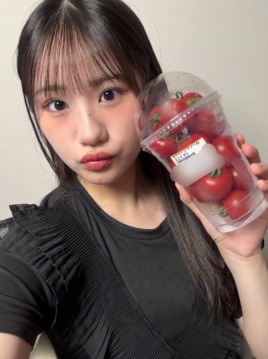 tsubakifac_uf's tweet photo. トマト大好き！リコピンパワー！！🍅
つばきファクトリーの土居楓奏です💚

#土居楓奏のトマト日記 

大阪府四條畷市産のエコスイートトマトを食べました〜🍅

果肉がすごく柔らかくて
トマトの甘みが沢山感じられる、弾けるような食感がとっても美味しかったです！

#ハロプロ #トマト https://t.co/0oygtV4WEl