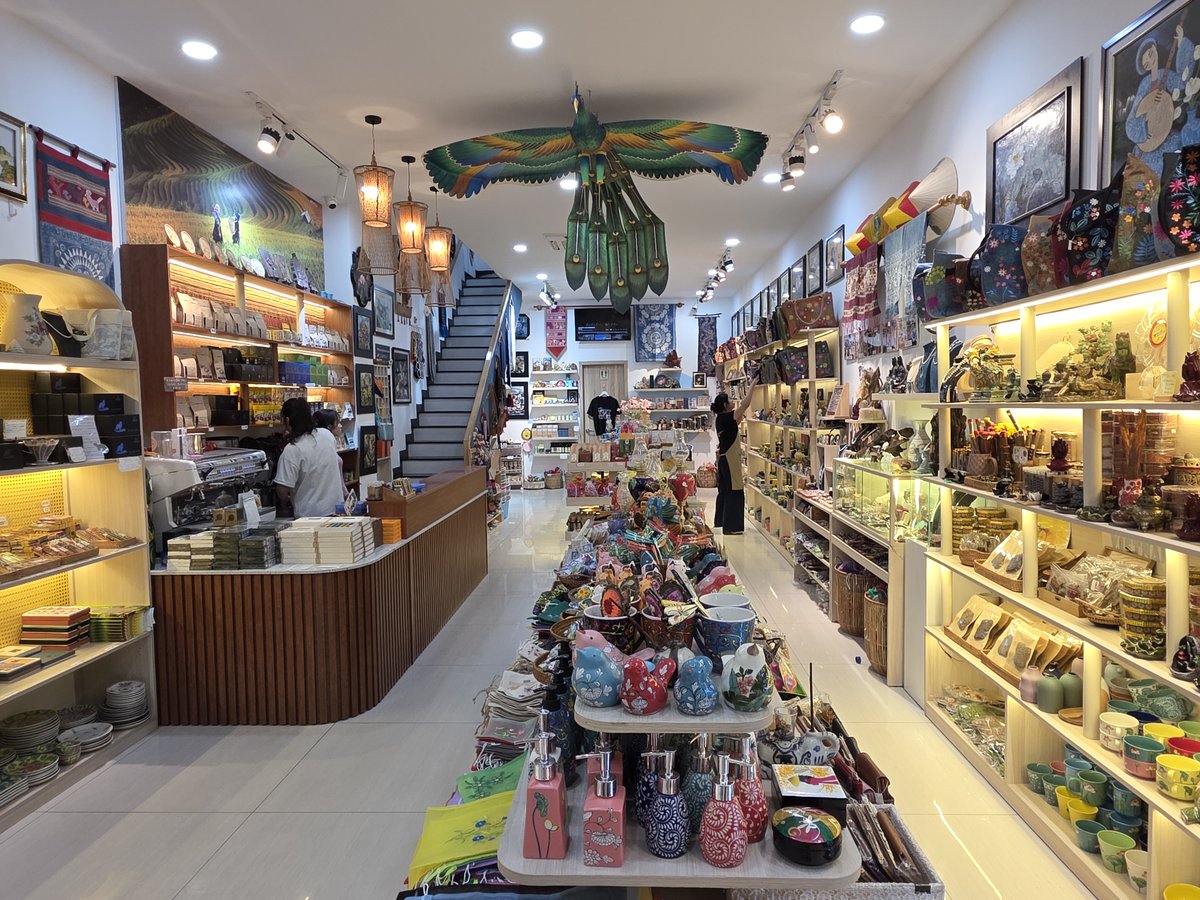 NicolenaWorld's tweet photo. ダナン🇻🇳のおすすめ買い物スポット7選😍🛍

① Hantou：日本語通じるお土産屋さん。バッチャン焼き、刺繍グッズ、コーヒー、チョコなどなんでもそろう✨

② Central Market：かわいいカゴバッグたくさん👜

③ Alluvia Chocolate：ベトナム産カカオのチョコレートブランド。パケ買い必至🍫

④ ハン市場：ダナンの有名市場。食品も雑貨もあり、アオザイのオーダーメイドもできる👗

⑤ TGIF TEA & GIFT：ベトナム産お茶のお店。コーヒーやチョコも品ぞろえいい🍵

⑥ Winmart (Vincom Plaza内)：スーパー。まとめ買いやばらまきも手に入る🛒

⑦ Wonderlust：カフェ併設のセレクト雑貨がセンスよすぎた💕

#ダナン #ベトナム #ベトナム旅行
