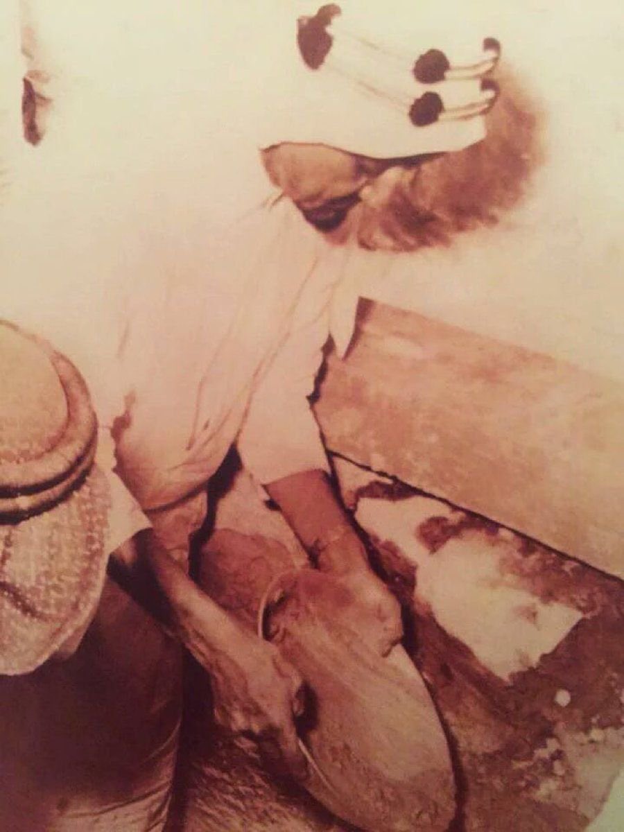 Alsaud_History's tweet photo. صورتان نادرة للملك فيصل (ولي العهد حينها) وهو يشارك في عملية ترميم الكعبة المشرفة عام 1377هـ/1958م.
#السعودية https://t.co/xtqlvrSkGX