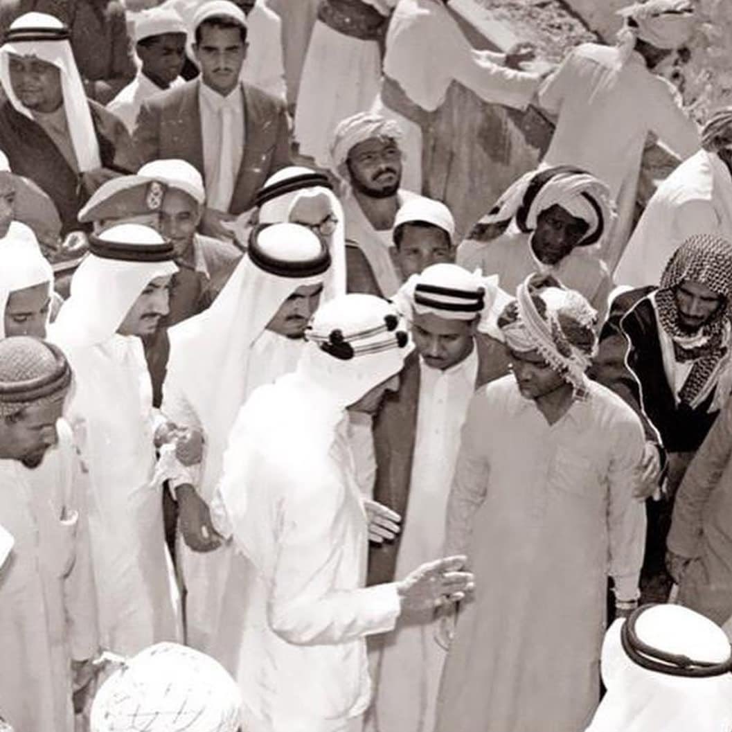 Alsaud_History's tweet photo. صورتان نادرة للملك فيصل (ولي العهد حينها) وهو يشارك في عملية ترميم الكعبة المشرفة عام 1377هـ/1958م.
#السعودية https://t.co/xtqlvrSkGX