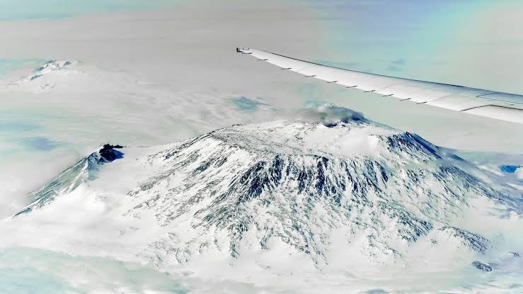 pitdesi's tweet photo. TIL you can do a day-trip sightseeing flight over Antartica on a Qantas 787

Fly from Australia, look out the window at Antarctica for 3-4 hours, fly home, never leaving the plane. 

Priced from $790-$6000 depending on where you sit, they rotate seating so everyone gets a view. https://t.co/6xxu1HcVPQ