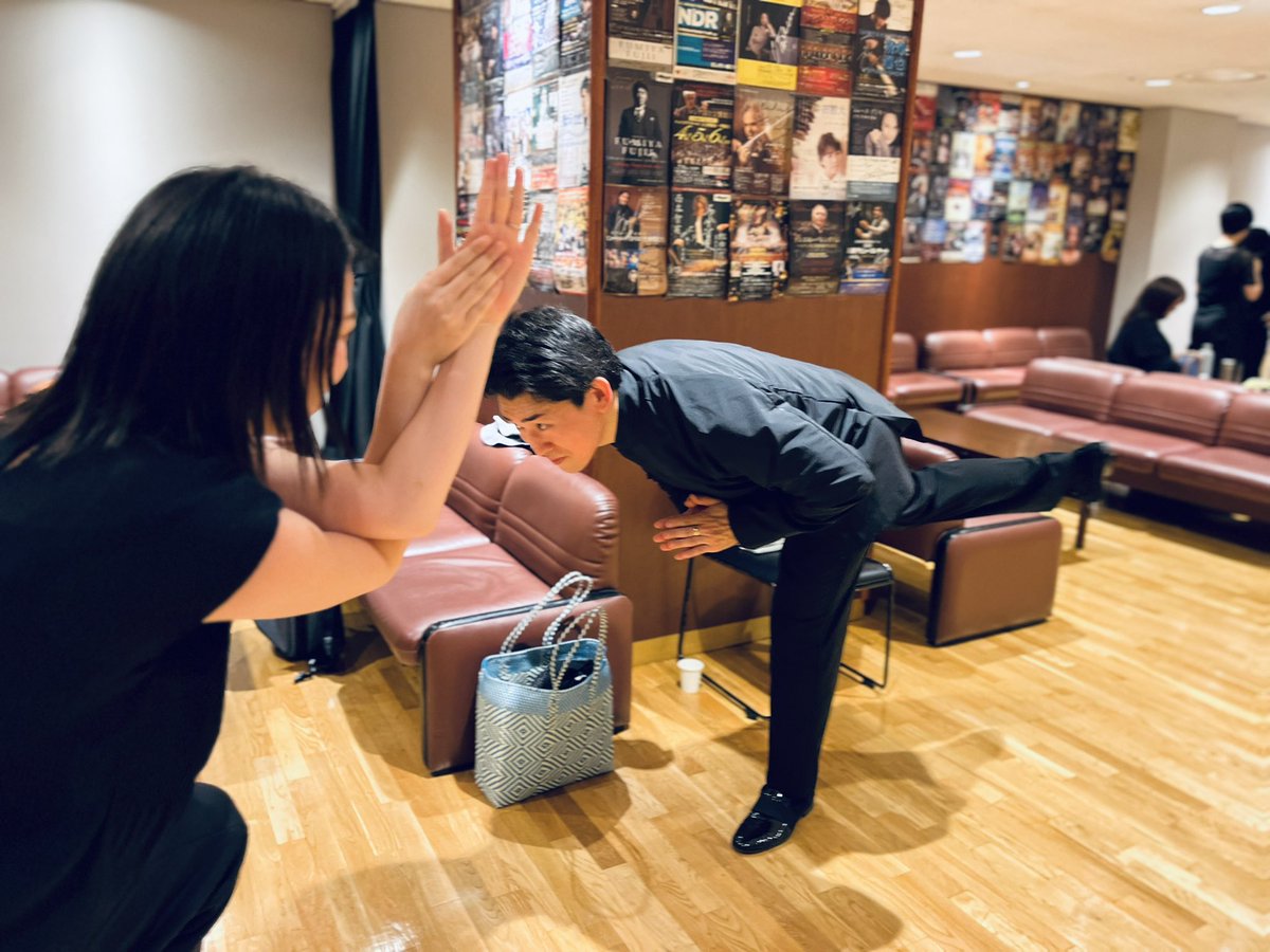 QuintetteP's tweet photo. #ACO99
 慶太楼さんと白鳥のポーズ🦢
明後日4日もよろしくお願いします🤲 https://t.co/iTKVLspZ2j