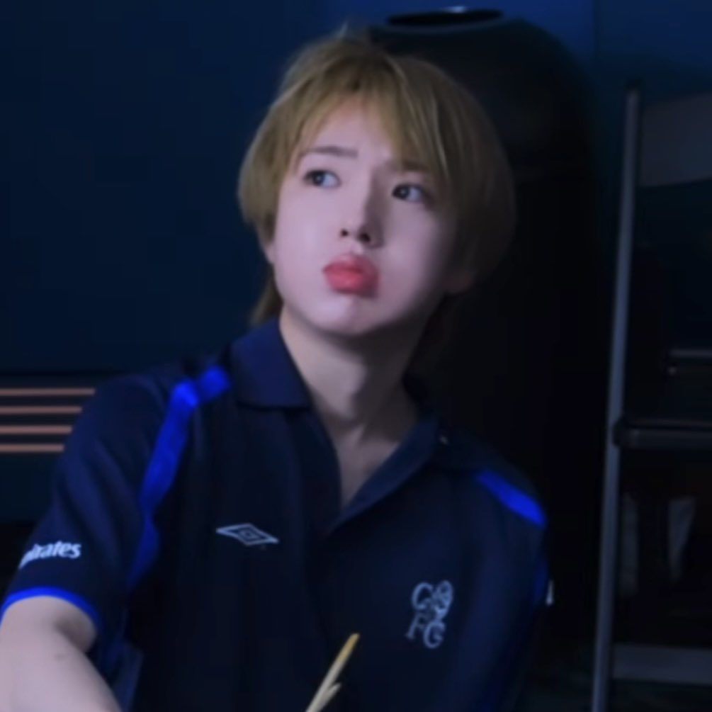 she_srunningout's tweet photo. 아니 사쿠야 얼굴 시뻘개져서 섹시하게 치킨뜯어놓고 맵다고 입술 잔뜩내밀고있는거 귀여워서미칠거같음 후라이드치킨인데 하 https://t.co/59gYGJcw5d