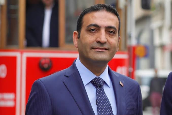 puleragema's tweet photo. #İBBDavası'nda 61. Gün

Beyoğlu Belediye Başkanı #İnanGüney beyanda bulunuyor:

🔴 İnan Güney, beyanına #SivasKatliamı'nda hayatını kaybedenleri anarak başladı.

🔺️Kürsüye gelmesinin pazartesi sakin kafayla düşünülünce anlaşılacağını umduğunu söyledi.

🔺️"Herkese selam, sana hasret." demiş ya Nazım... Kızlarımı ve eşimi de hasretle selamlıyorum. 

🔺️Onları çok sevdiğimi söylemek istiyorum.

🔺️11 aydır tek kişilik hücredeyim. 

Vücudumuz esaretle terbiye edilmeye çalışılırken, biz gönülle, yürekle, fikirle mücadele etmeye devam ediyoruz.

Dört duvar ardında yapayalnız kaldık.

🔴 Hayatımda gururla yaptığım görevler vardı Sayın Başkanım. 

Cumhuriyet Halk Partisi Beyoğlu İlçe Başkanlığı bunlardan biridir. 

BELTAŞ Yönetim Kurulu Başkanlığı ve Beyoğlu Belediye Başkanlığı da, kamu bütçesinin tüyü bitmemiş yetimin hakkı olduğunun bilinciyle, onurla ve gururla yaptığım görevlerdendir.

Bugün karşınızda BELTAŞ Yönetim Kurulu Başkanlığı ve bir buçuk yıl yaptığım Beyoğlu Belediye Başkanlığı görevlerinden dolayı bulunmuyorum. 

🔴 Ne mutlu bana ki kamu görevlerim boyunca en ufak bir kusura, hukuka aykırılığa rastlanmadı. 

Evraklar, sözleşmeler, tüm işlemler incelendi; çok şükür en ufak bir kusur bulunamadı.

Burada birçok arkadaşım cezaevinde yaşadıklarını anlattı. 

Hasreti, dramı, acıyı, hüznü, umudu ve direnci anlattılar. 

Ben de saatlerce anlatabilirim. 

Ancak burada yaşadığımız her günü, hayat hatıratımızın en şerefli günleri olarak kabul ettiğimizi belirtmek isterim."