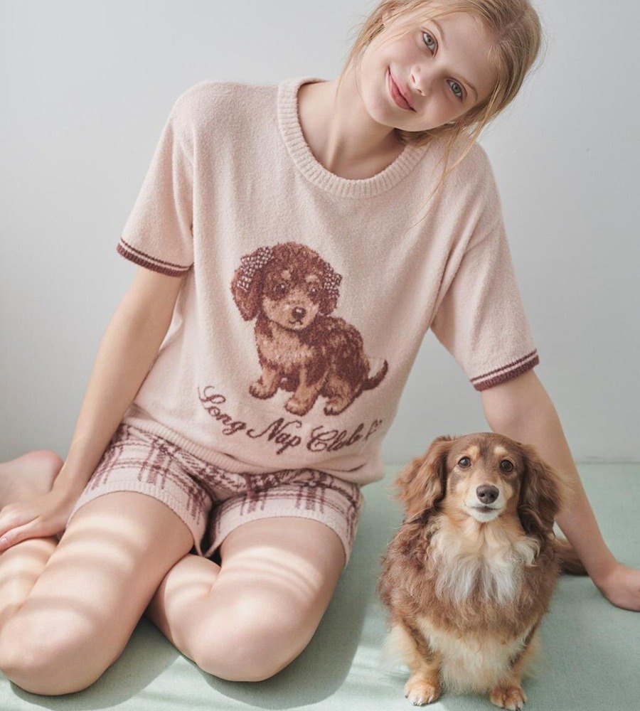 fashionpressnet's tweet photo. ピーチ・ジョン”ミニチュアダックス＆ポメラニアン”のルームウェア、ふわもこパジャマも - https://t.co/8s4LSNMnyN https://t.co/eU8yp46W1S