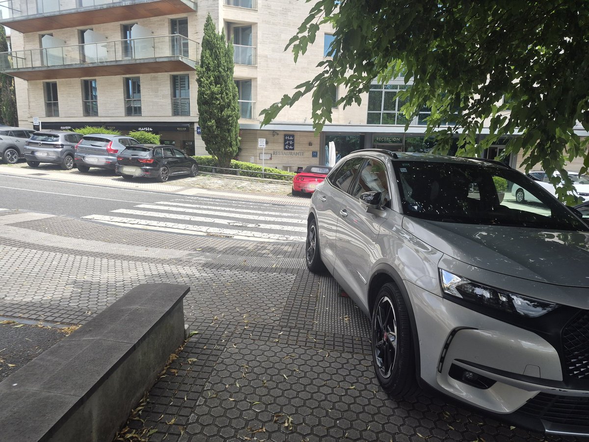 NatxoAguirre's tweet photo. Este jeta deja todos los días al mediodía el coche encima de la acera teniendo sitios para aparcar sin problema tal y como se puede ver detrás. De hecho ahora hay del orden de 10 plazas libres. ¿Qué hacemos con éste, @DonostiakoUdala? @jon_insausti @BorjaCorominas #Trafiko https://t.co/r3idhcEOpn