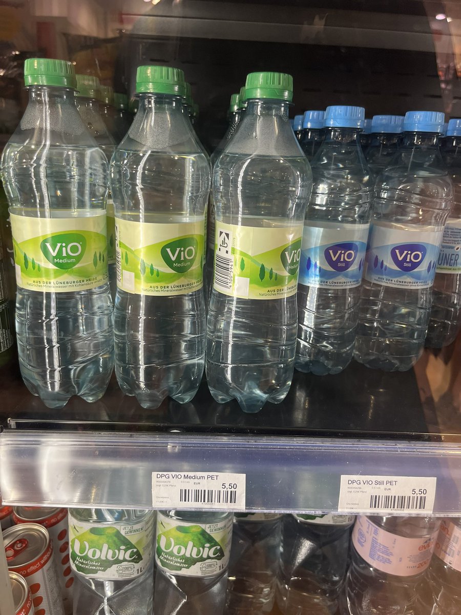 sei36707109's tweet photo. 【物価高】ドイツの空港の水、ほぼ千円。 https://t.co/XDawTStE9R