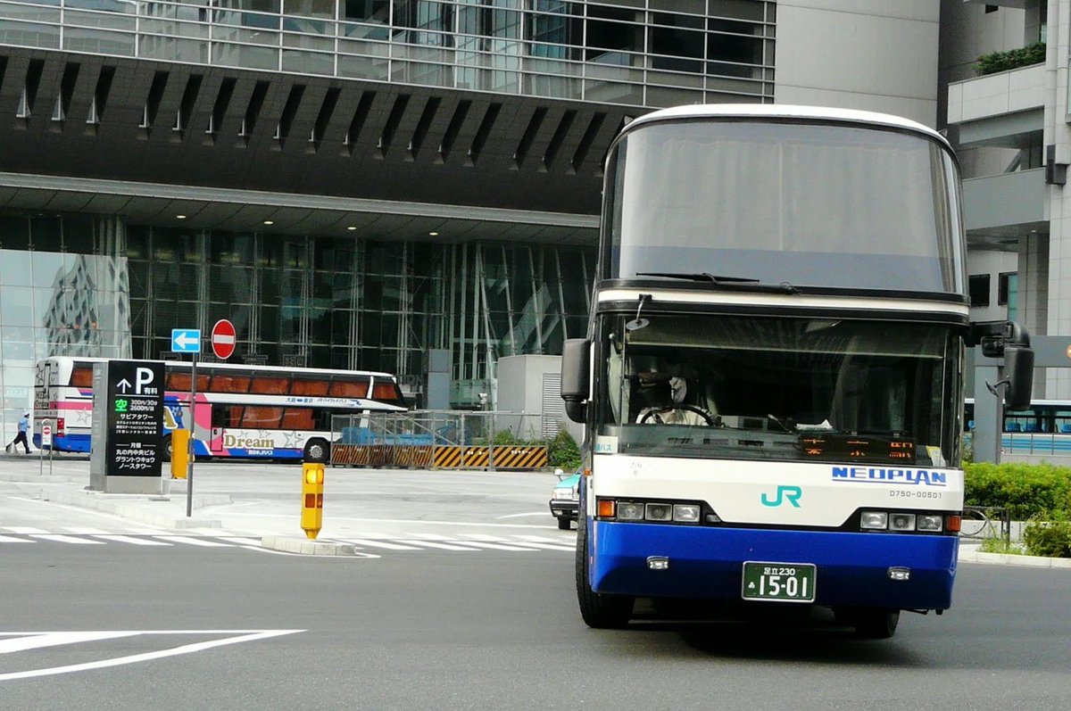2chome15banchi's tweet photo. よく見たら2号車とか書いてあって、思わず写真漁ったらちゃんと1号車も撮ってて、驚愕の青春メガドリーム号2台口だったという https://t.co/DJzxYOPJm1