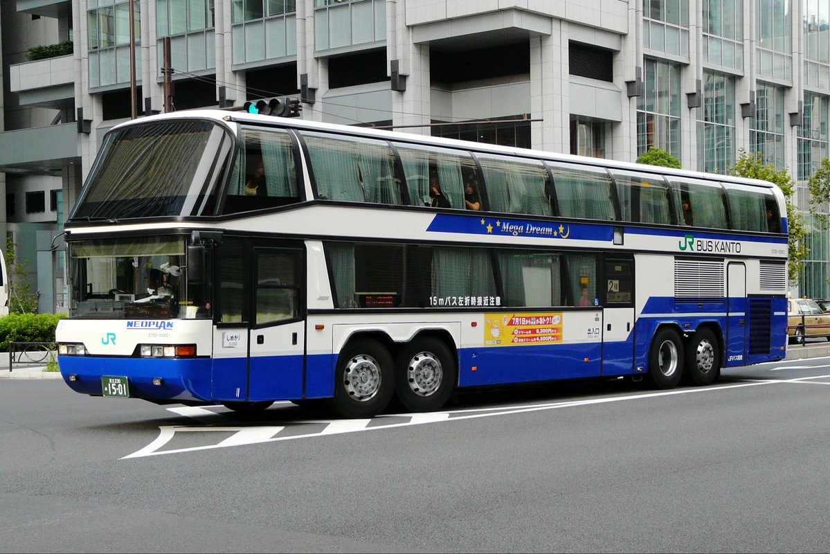 2chome15banchi's tweet photo. よく見たら2号車とか書いてあって、思わず写真漁ったらちゃんと1号車も撮ってて、驚愕の青春メガドリーム号2台口だったという https://t.co/DJzxYOPJm1