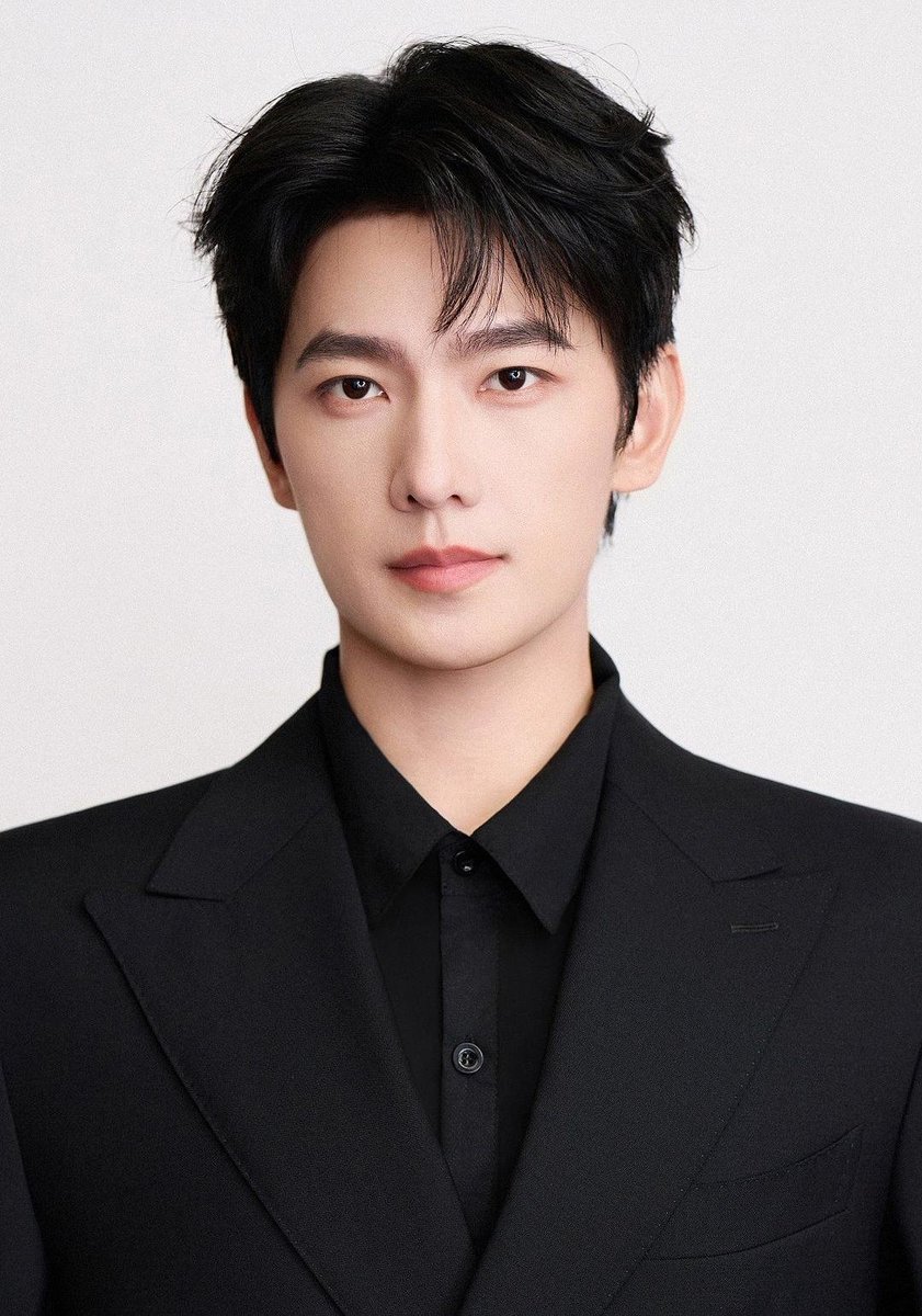 fotoforia's tweet photo. yang yang's new official profile pic is out! time for mdl to accept my new submission, they better do😭 https://t.co/Xun4a8r0QV
