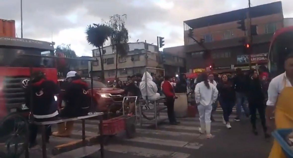 lafm's tweet photo. #Bogotá | Protestas en el sector Frigorífico generan caos en la Autopista Sur.

❌ Se suspende la operación de TransMilenio entre Bogotá y Soacha.

🔹 Están cerrados el Portal Sur y varias estaciones del corredor. La flota troncal retorna en General Santander y el SITP opera con desvíos.

🗺️ Vía alterna: avenida Agoberto Mejía.

🗨️ ¿La situación afecta sus desplazamientos este jueves?
