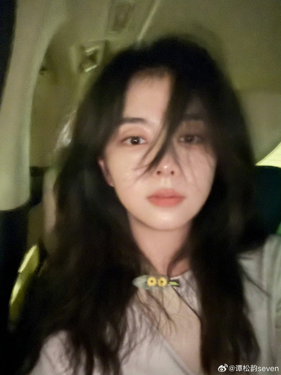 0531Seven's tweet photo. บรรยากาศระหว่างเดินทางกลับบ้านหลังเลิกงาน ✈️ และภาพน่ารักของคนน่ารัก 😊😍

#TanSongyun #谭松韵 
#ถานซงอวิ้น #담송운 
©️®️ : Weibo 谭松韵seven https://t.co/OVrv2cuscH