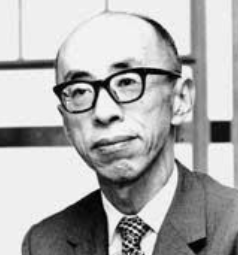 LifeBeLikeThatX's tweet photo. 家永三郎。

イエナガ・サブロウ。

彼は、真の意味で日本の良心でした。

しかし彼は、最初から英雄だったわけではありません。

日本が戦争の狂気に包まれていた時代、
彼は抵抗することができませんでした。
多くの若者たちが戦場へ送られ、
アジアの人々が日本の侵略の前で命を奪われていく中で、
彼は生き残りました。

そして後に、
彼はその事実を深く恥じました。
なぜ私は沈黙したのか。
なぜ私は何もできなかったのか。

その恥が、
一人の歴史学者の残りの人生を変えました。
戦争が終わったあと、
日本は再び立ち上がりました。

街には明かりが戻り、
経済は成長し、
人々は過去を忘れたがりました。

しかし国家は、
さらに恐ろしいことを始めました。

侵略を侵略と呼ばせない。
南京大虐殺を曖昧にする。

戦争責任という言葉を、
子どもたちの教科書から消していく。
その時、
家永三郎は研究室に座っているだけではいられませんでした。

1965年。
彼は日本国家を相手に訴訟を起こしました。
相手は巨大な国家権力でした。

彼の身体は病弱でした。
体重はわずか40キロほどで、
生涯、胃の病を抱えていました。

それでも彼は退きませんでした。

一つの言葉を守るために。

一つの文章を守るために。
歴史の中で命を奪われた人々の名を、
消させないために。

彼は32年間、
法廷に立ち続けました。
人々は彼を笑ったかもしれません。

なぜ過ぎ去ったことにこだわるのか。

なぜ日本を恥ずかしい国にしようとするのか。

なぜ静かに生きられないのか。

しかし彼は知っていました。

歴史を消す国は、
いつかまた同じ道を歩くということを。
沈黙してしまった若き日の自分を、
二度と繰り返さないために。

彼は老い、
病んだ身体で、
最後まで闘いました。

家永三郎が偉大なのは、
最初から完璧な人間だったからではありません。

彼は遅れてでも恥を知り、
その恥から逃げませんでした。

そして自分の国が犯した過ちの歴史を、
自分の手で残そうとしました。
それこそが、
本当の良心です。

愛する祖国の罪を隠すことではなく、
二度とそのような国にさせないために立ちはだかること。
日本にも、
このような人がいました。

国家が歴史を消そうとした時、
一人の病弱な歴史学者は、
自分の残された人生をかけて言いました。

消してはならない。

記憶しなければならない。

それが、死者に対する最低限の礼儀であり、
生き残った者たちが背負うべき責任なのです。