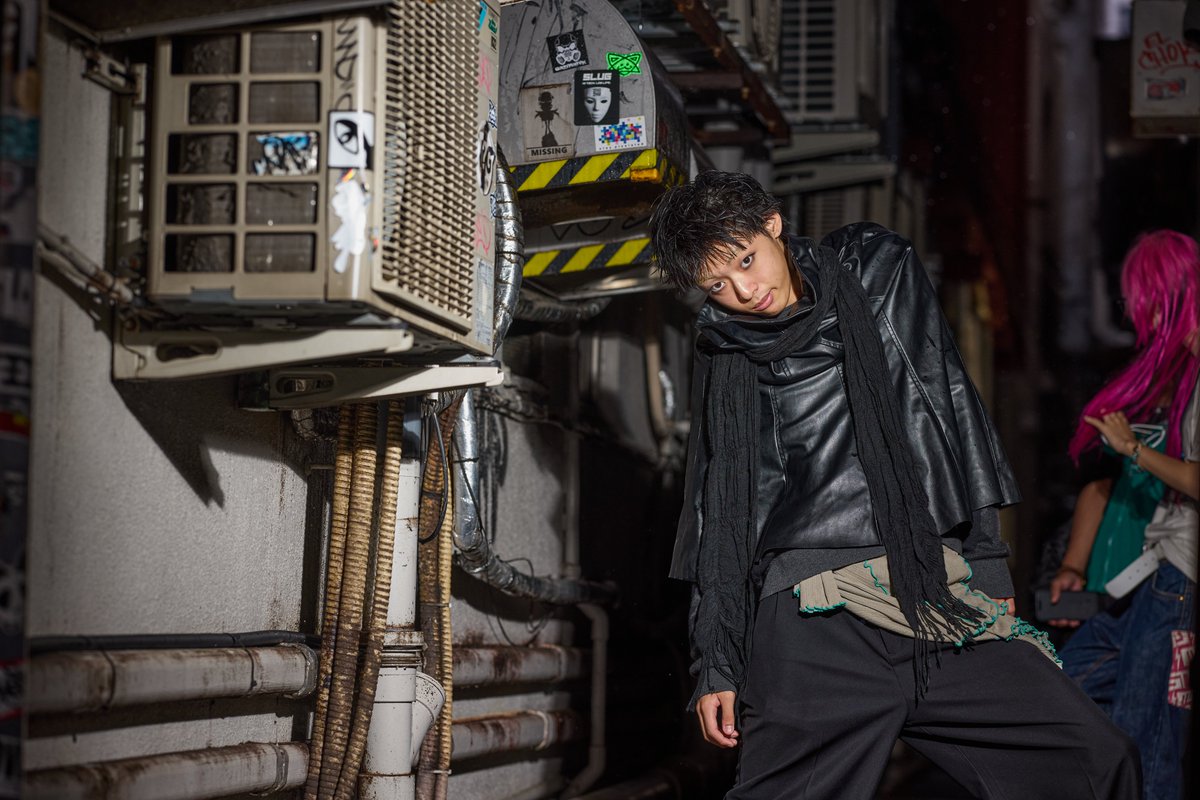 junk666's tweet photo. 屋外で光らせて撮影するとき、考える余裕ないから「光あれ! (Es werde Licht!)」と詠唱しながら光らせると、良い感じになる。

この時は機動性重視でAD100にリフレ+ハニカム(スタンドつけっばで同行者に持ってもらう)メインで+状況に応じて剥き出しAD100追加。

#ポートレート #ストロボ https://t.co/Xequy7ozUV