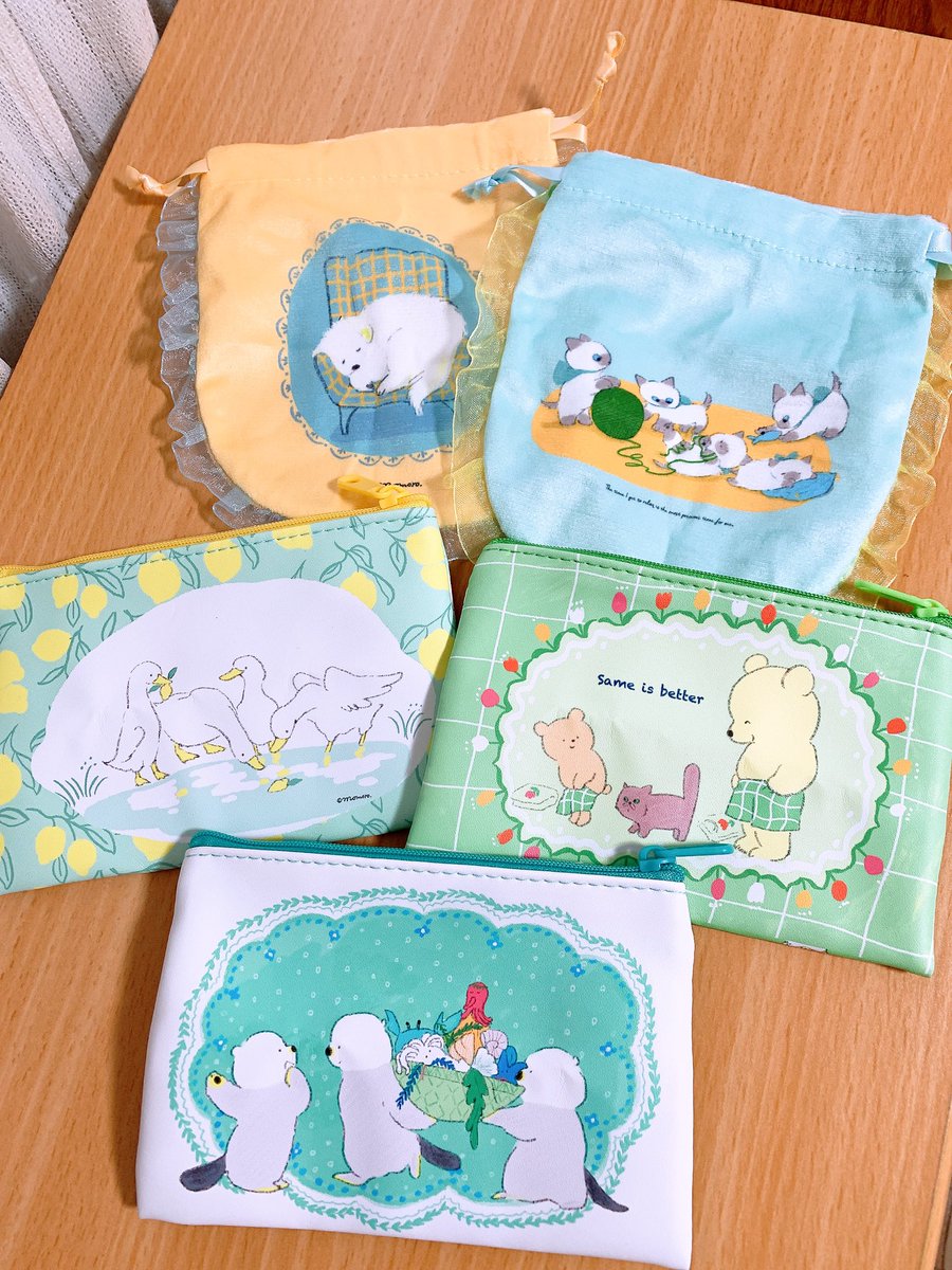 OdpZjf's tweet photo. ももろさん(@momoro66)のポーチ＆巾着ガチャ、コンプセットで購入しました！
かわいい動物たちのイラストと夏らしい爽やかな配色に癒される✨
ラッコのポーチにラッコのマスコットを付けて使ってます🦦🩵 https://t.co/q2NoO5ltj8
