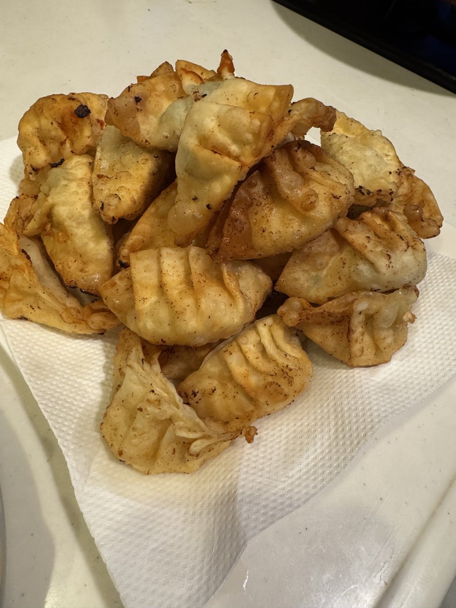 Shi_ko_ko44's tweet photo. こんばんは。
今日の夜ご飯。
揚げぎょうざ、焼きぎょうざ
大葉いりでーす。

 #おうちごはん
 #餃子  #手作り https://t.co/YAbgHpcRYO