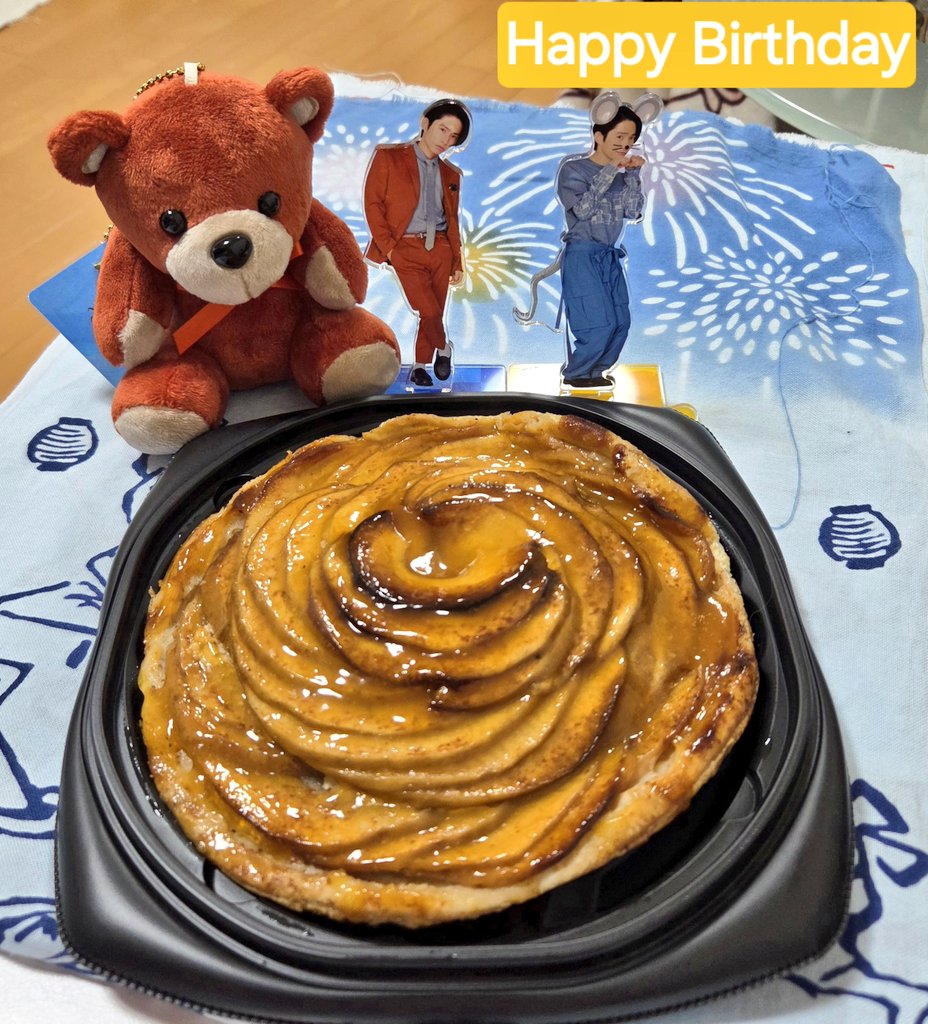 ch_amo's tweet photo. #三宅健🧸ちゃん
お誕生日おめでとうございます💐🚌🎂
素敵な１年になりますように✨
#健ちゃんの食卓 で紹介された成城石井のアップルパイ🍎
薄切りのリンゴがみっちり。
爽やかで美味しいです。
#三宅健誕生祭2026 https://t.co/7zi8MmFuIp