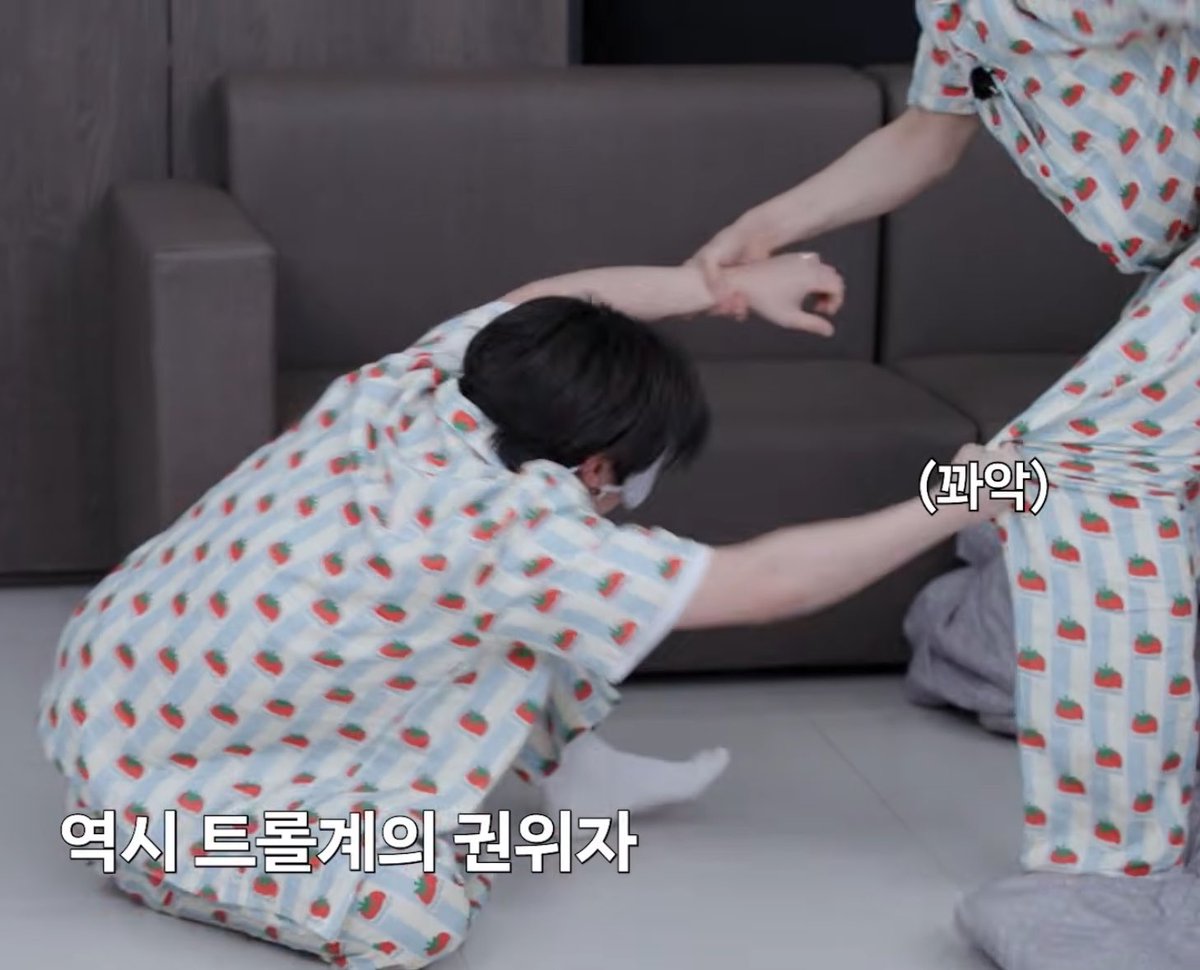 WEST___0320's tweet photo. 아 진짜 너무 웃겨 https://t.co/YcZwJcmm8J