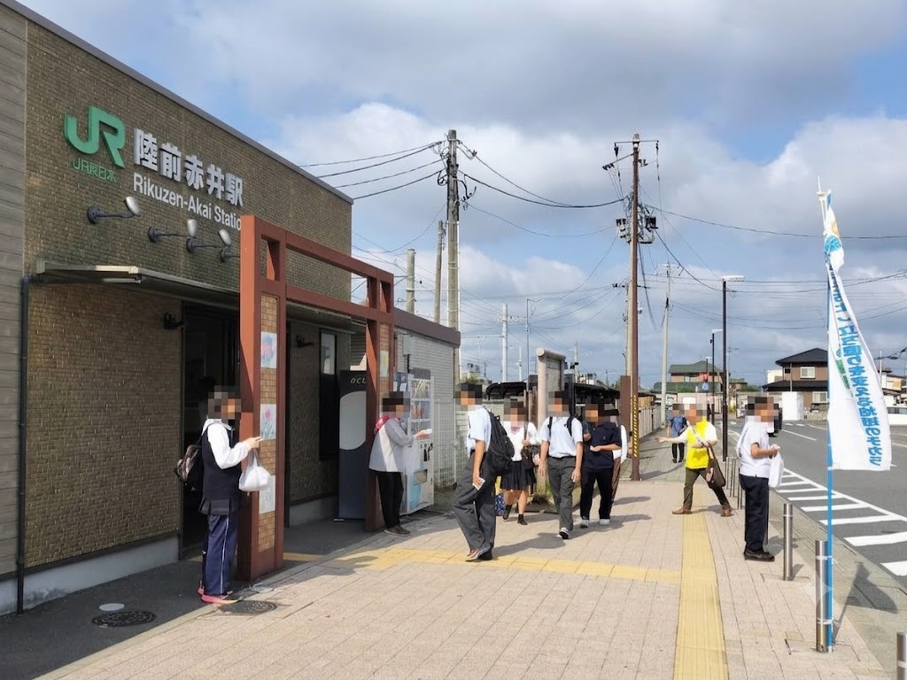 mitsumasa_doi's tweet photo. 7月の「社会を明るくする運動」強化月間に伴い、今朝はJR陸前赤井駅で広報・啓発活動に参加しました！

通勤・通学中の皆さんにチラシ等を配布し、犯罪や非行のない明るい社会づくりを呼びかけました。地域のつながりを大切に、これからも活動を続けていきます。

#社会を明るくする運動 #東松島市 https://t.co/TXJHEF7PrR