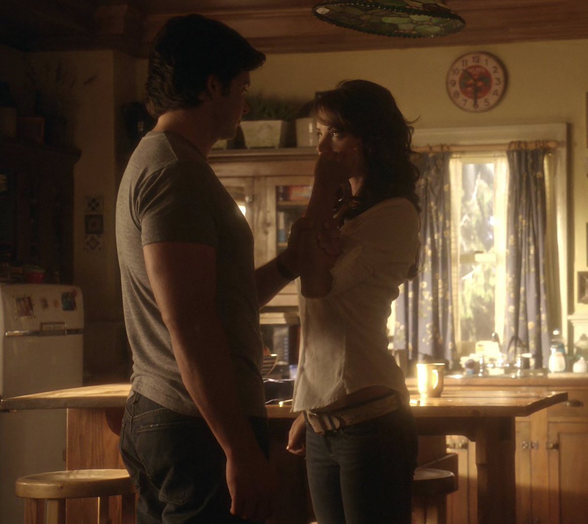 CloisArchive's tweet photo. he loves grabbing her arm https://t.co/6HwlFkoFeJ