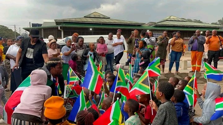 PhakelaMthakath's tweet photo. South Africa❤️🇿🇦 https://t.co/H9gsFpGZNa