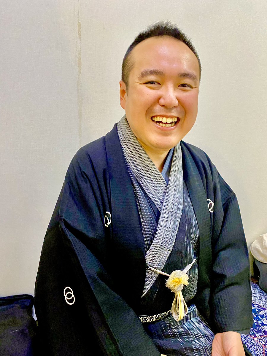 azumayachiharu's tweet photo. 鯉丸師匠の初主任興行、池袋演芸場に勉強に行ってまいりました！
お兄さんはわたしにはじめてグリーン車をおごってくれた方です。このご恩は忘れません。きょうも完璧な素敵な笑顔と高座でした。
皆様！5日までです。 https://t.co/dqxQmiUP7l