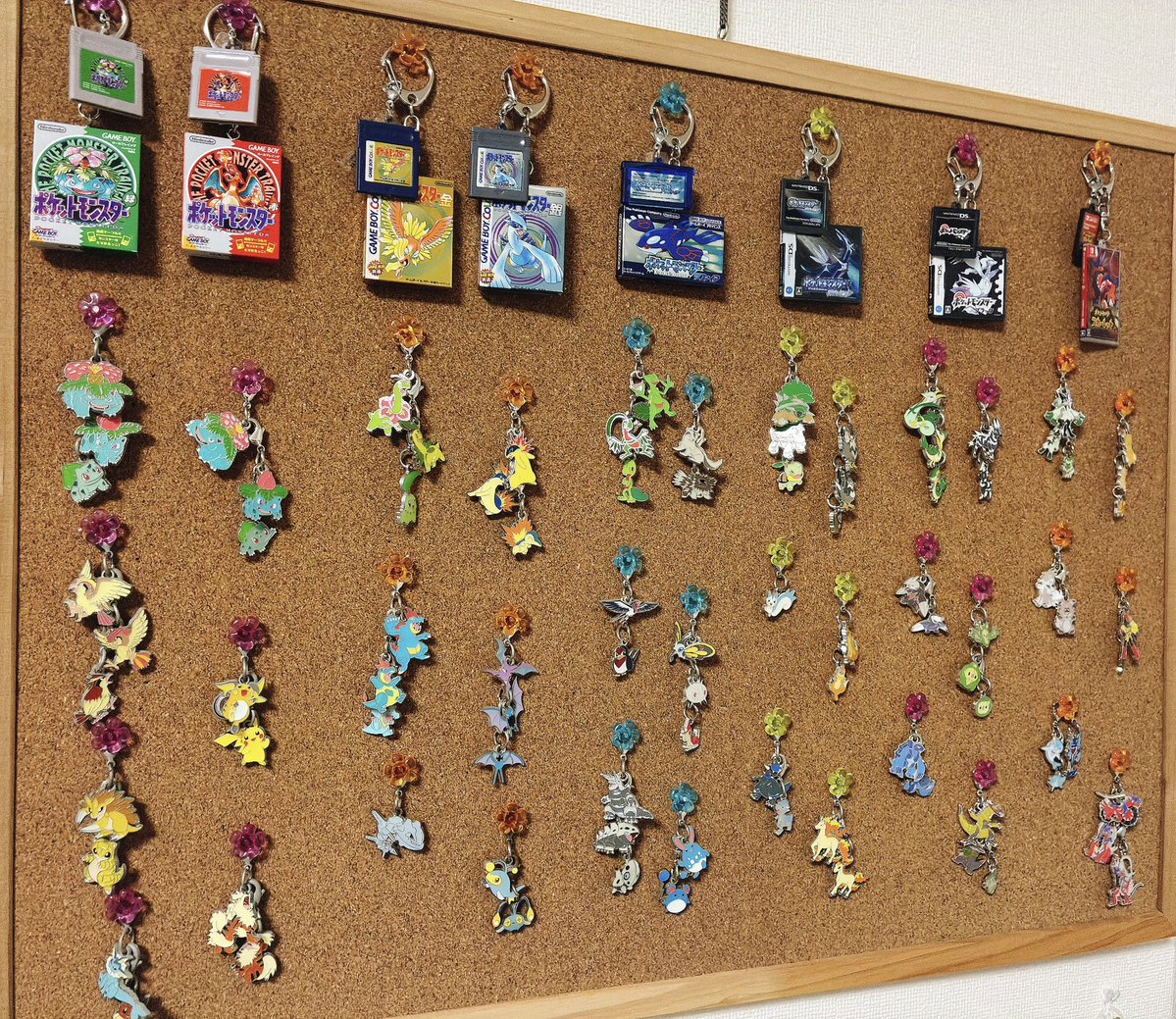 nanasunasu's tweet photo. ゲームカートリッジとアクリルチャームで当時の手持ちを並べるやつ
これがやりたかった…！！最高です……！！！！🙏✨🌋🌋🌋 https://t.co/C9gbWO9Z2u