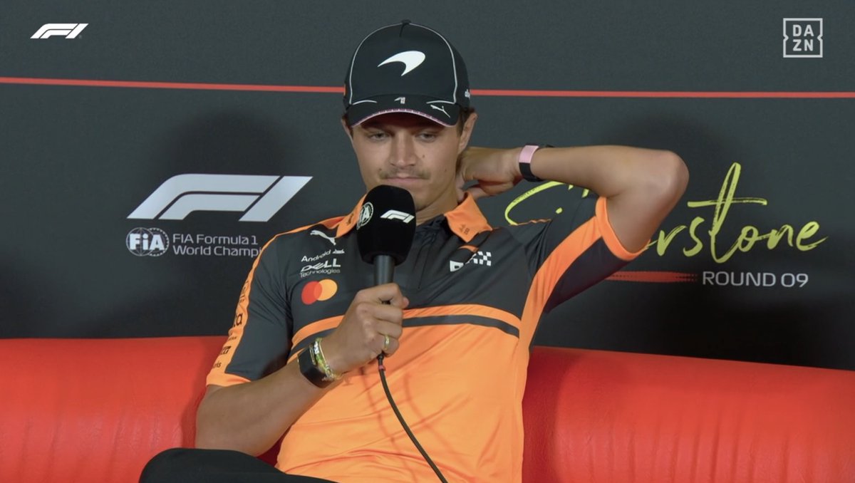 SoyMotor's tweet photo. 🎯 ¿Qué opina Norris sobre la supuesta negociación de Verstappen con McLaren?

🗣️ "Muchos pilotos quieren venir a McLaren, no sé por qué ha resaltado a Max. Hay otro cuantos que quieren venir"

🗣️ "Es guay que un tetracampeón del mundo quien venirse, no sé cuánto es cierto. Si hay una oportunidad de pilotar con otros pilotos es algo que siempre me ha gustado"

🗣️ "Estoy emocionado por mi futuro en McLaren, voy a estar aquí muchos años, no me importa que compañero vaya a tener"

#F1 #BritishGP